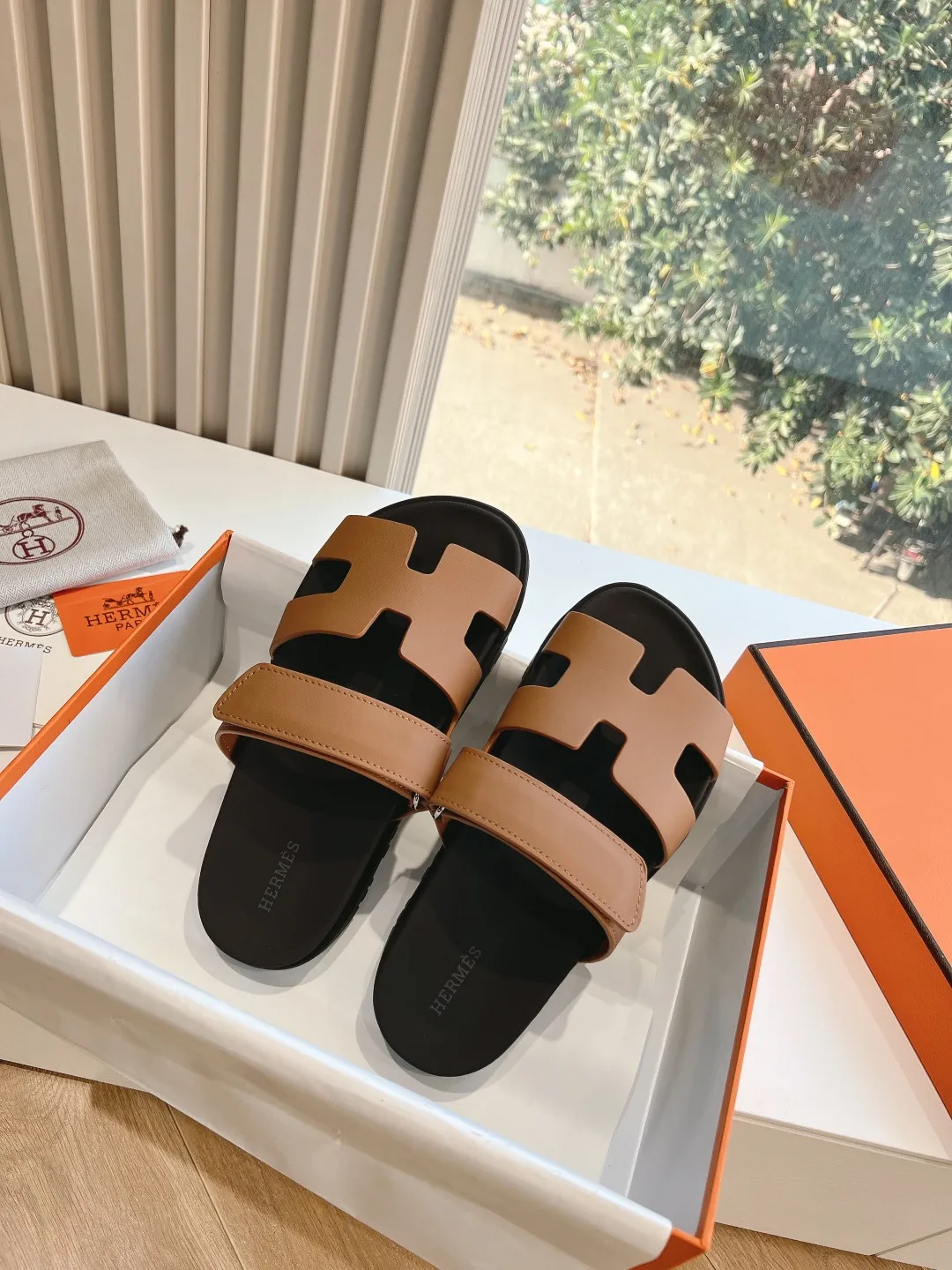 👟👟Ex-factory price 440👟👟 (Top version) H family 2024 spring and summer new style HERMES Hermes' recently popular couple's shoes, pig nose angle sandals and slippers, paired with various colorful socks, very trendy. Upper lining: imported original leather. Outsole: non-slip and wear-resistant outsole. Size: female 35-42 (40/42 non-returnable and non-exchangeable) Men’s size: 39-45 (45 is non-refundable and non-exchangeable)